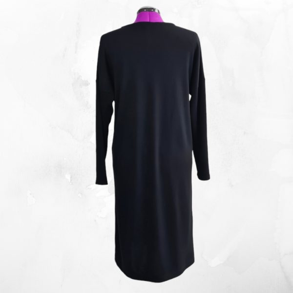 Musta Margareta merinovillainen neulemekko takaa kuvattuna mallinuken päällä. Mekko ulottuu polvien yli ja siinä on pitkät hihat.