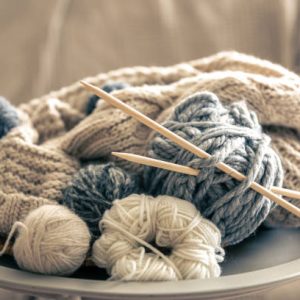 Hyvää joulua -lahjakortti. lankarullia korissa