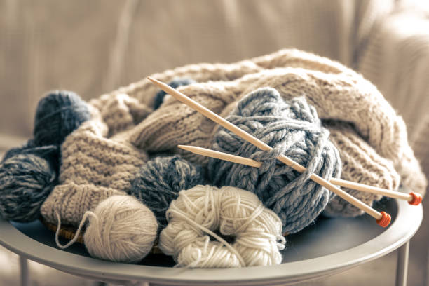 Hyvää joulua -lahjakortti. lankarullia korissa