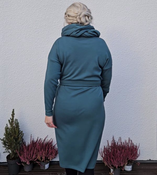 Salvian värinen Margareta neulemekko kuvattu takaa. Kuvassa myös Stina merinovilla huivi.